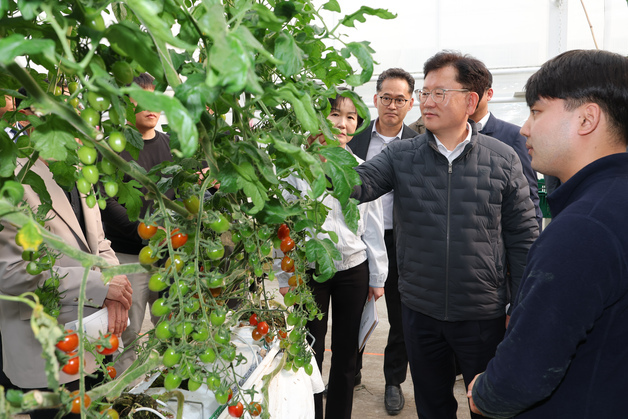 시설 재배 현장 찾은 농진청장 "에너지 위기 타계할 절감 기술 지원"