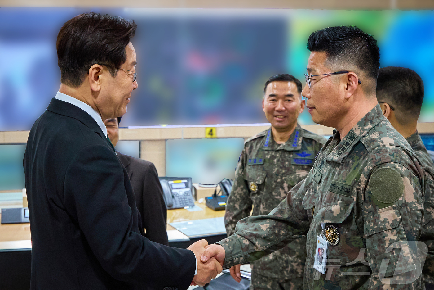 (서울=뉴스1) 허경 기자 = 이재명 대통령이 27일 서울 용산구 국방부에서 열린 전군 주요 지휘관 회의를 마친 뒤 지휘통제실을 찾아 조성현 대령과 악수하고 있다. 이 대통령은 1 …