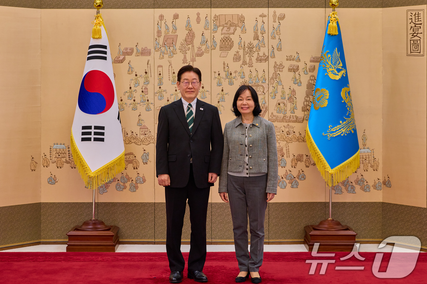 (서울=뉴스1) 허경 기자 = 이재명 대통령이 27일 청와대에서 열린 임명장 및 위촉장 수여식에서 송경희 개인정보보호위원회 위원장에게 임명장을 수여한 뒤 기념촬영을 하고 있다. ( …