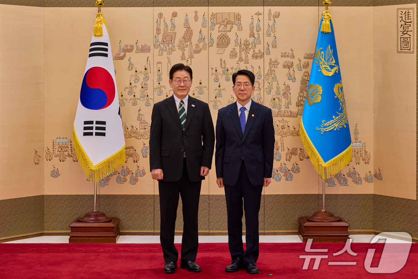 (서울=뉴스1) 허경 기자 = 이재명 대통령이 27일 청와대에서 열린 임명장 및 위촉장 수여식에서 황종우 해양수산부 장관에게 임명장을 수여한 뒤 기념촬영을 하고 있다. (청와대 제 …