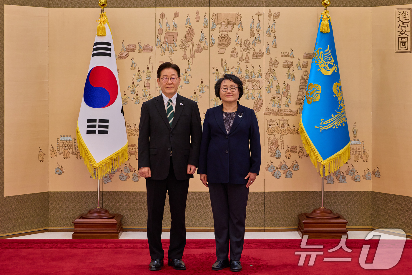 (서울=뉴스1) 허경 기자 = 이재명 대통령이 27일 청와대에서 열린 임명장 및 위촉장 수여식에서 김옥주 국가생명윤리심의위원회 위원장에게 위촉장을 수여한 뒤 기념촬영을 하고 있다. …