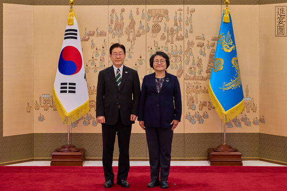 이재명 대통령, 김옥주 국가생명윤리심의위원회 위원장 위촉장 수여