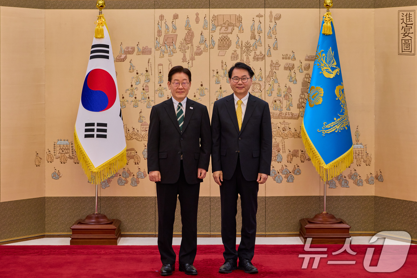 (서울=뉴스1) 허경 기자 = 이재명 대통령이 27일 청와대에서 열린 임명장 및 위촉장 수여식에서 이한주 대통령 정책특별보좌관에게 위촉장을 수여한 뒤 기념촬영을 하고 있다. (청와 …