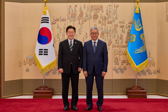 이재명 대통령, 강남훈 기본사회위원회 부위원장 위촉장 수여