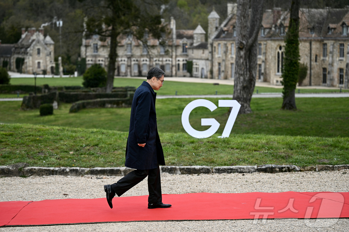 (로이터=뉴스1) 이호윤 기자 = 조현 외교부 장관이 27일(현지 시간) 프랑스 파리 외곽 세르네라빌 보드세르네 수도원에서 열린 주요 7개국(G7) 외교장관회의에 참석하고 있다. …