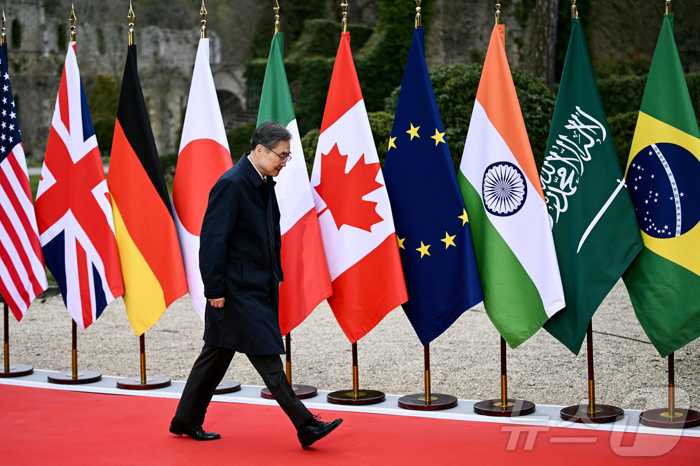 (로이터=뉴스1) 이호윤 기자 = 조현 외교부 장관이 27일(현지 시간) 프랑스 파리 외곽 세르네라빌 보드세르네 수도원에서 열린 주요 7개국(G7) 외교장관회의에 참석하고 있다. …