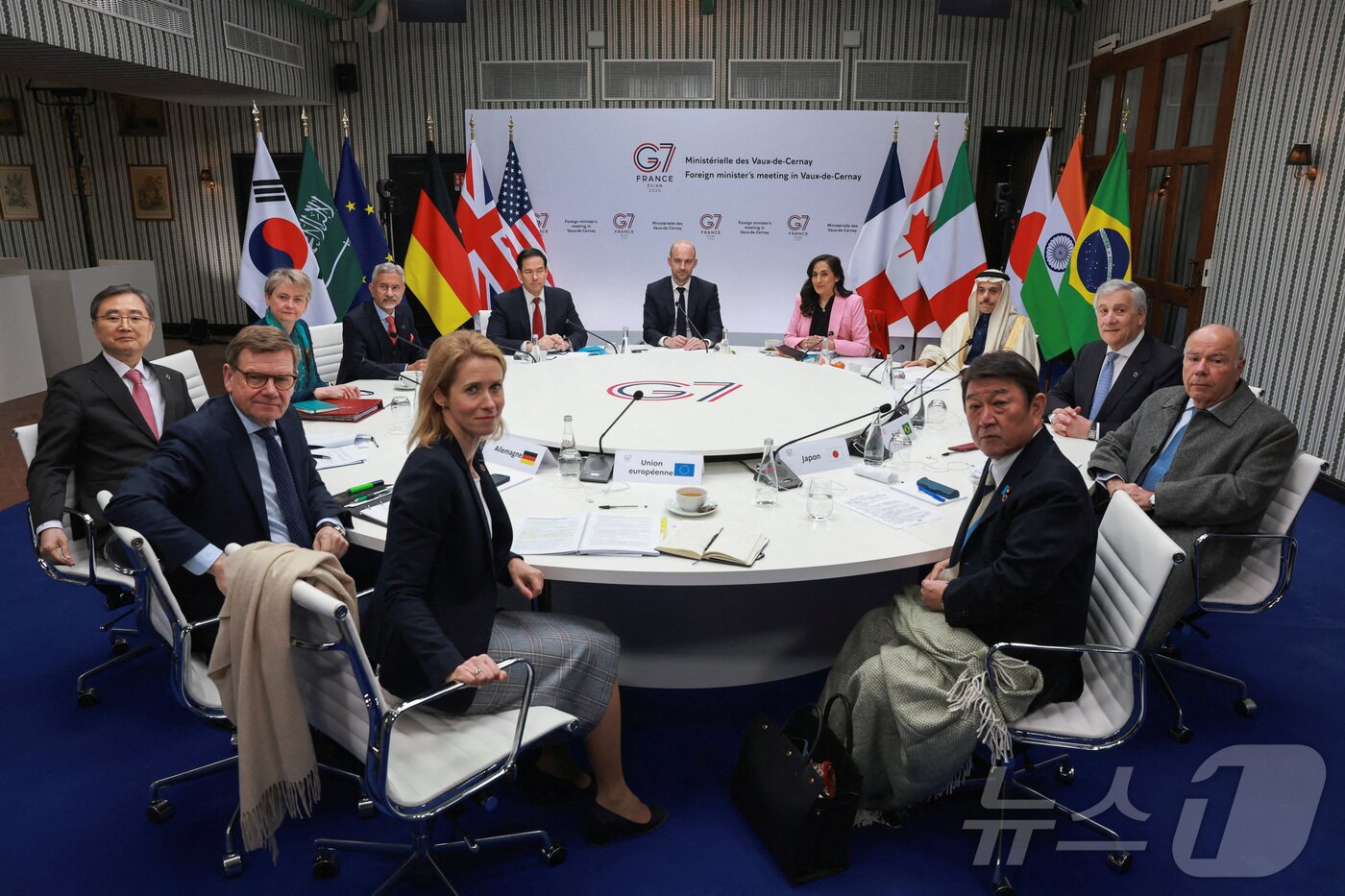 본문 이미지 - 조현 외교부 장관이 마코 루비오 미국 국무장관 등 G7 장관들과 27일(현지 시간) 프랑스 파리 인근 세르네라빌 보드세르네 수도원에서 열린 주요 7개국(G7) 외교장관회의 둘째 날 ‘범분야 위협과 주권’ 세션에 참석하고 있다. 2026.3.27ⓒ 로이터=뉴스1