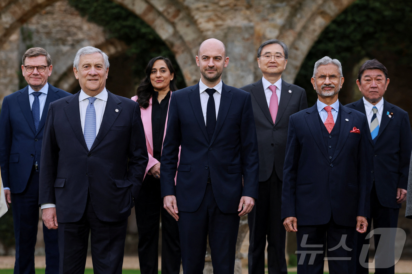 (로이터=뉴스1) 이호윤 기자 = 조현 외교부 장관이 27일(현지 시간) 프랑스 파리 인근 세르네라빌 보드세르네 수도원에서 열린 주요 7개국(G7) 외교장관회의에 참석한 각국 외교 …