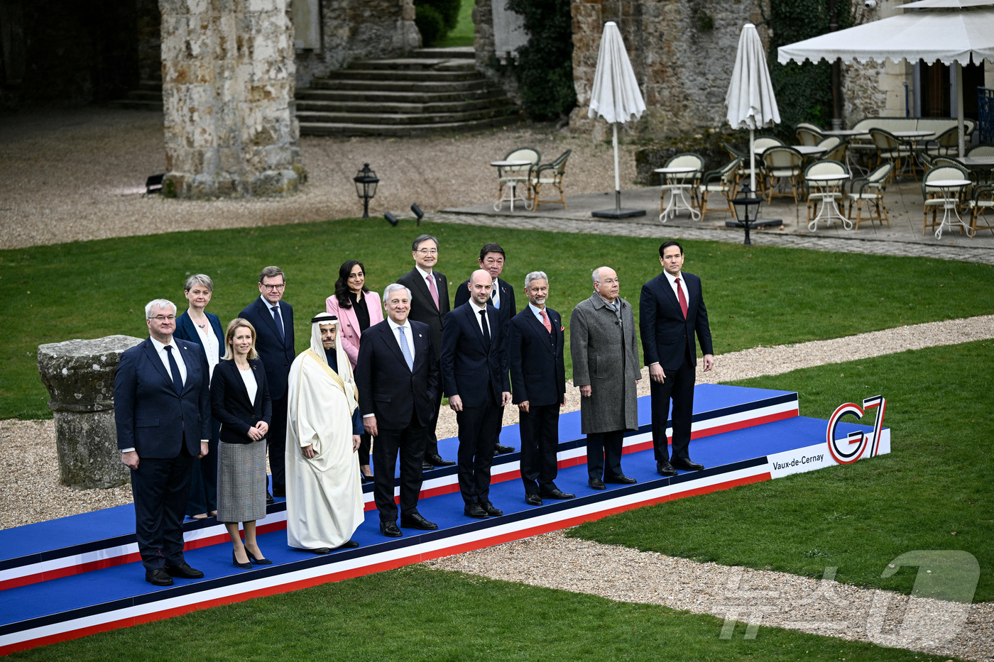 (로이터=뉴스1) 이호윤 기자 = 조현 외교부 장관이 27일(현지 시간) 프랑스 파리 인근 세르네라빌 보드세르네 수도원에서 열린 주요 7개국(G7) 외교장관회의에 참석한 각국 외교 …