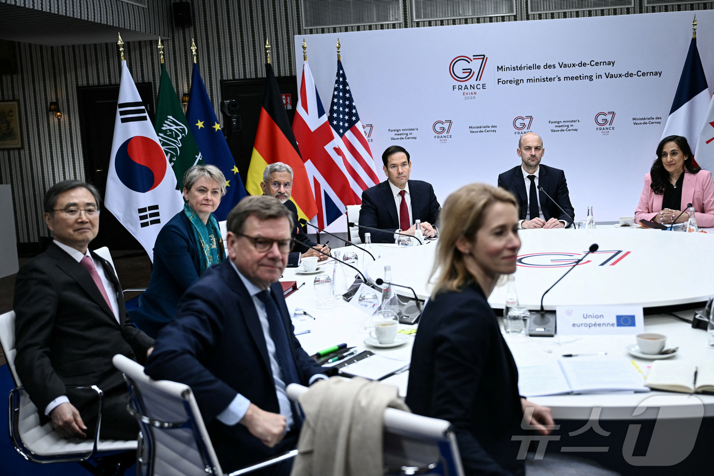 (로이터=뉴스1) 이호윤 기자 = 조현 외교부 장관이 27일(현지 시간) 프랑스 파리 인근 세르네라빌 보드세르네 수도원에서 열린 주요 7개국(G7) 외교장관회의 둘째 날 ‘범분야 …