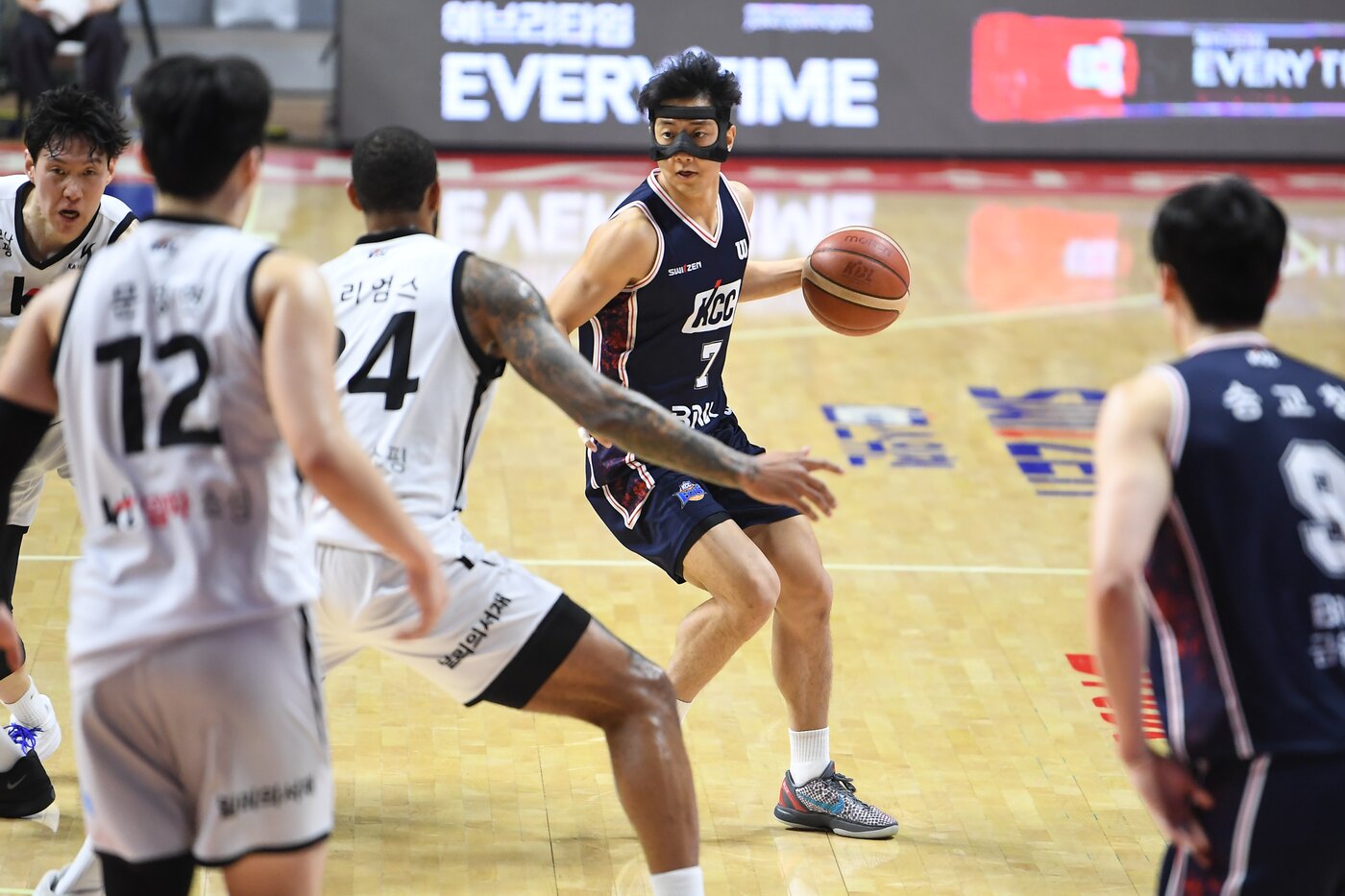 본문 이미지 - 마스크를 착용하고 코트에 나선 부산 KCC 허훈. (KBL 제공)