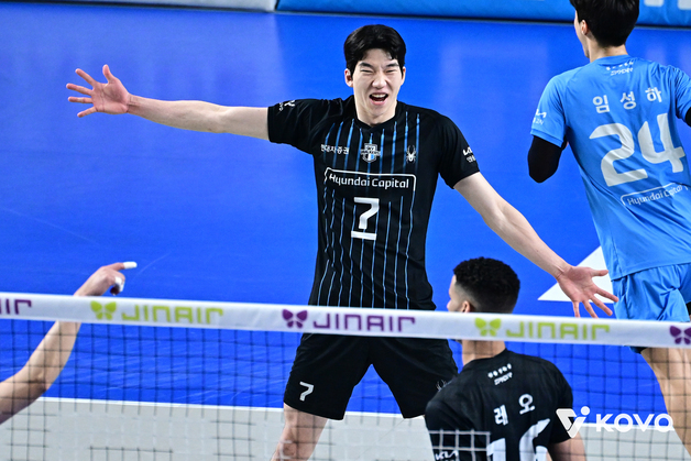 '허수봉 27점' 현대캐피탈, 우리카드와 PO 1차전 0-2→3-2 뒤집기