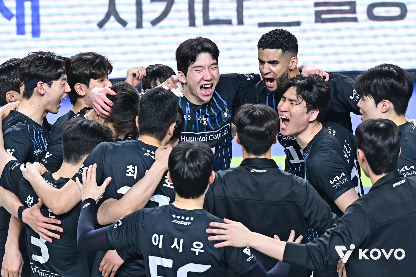 본문 이미지 - 현대캐피탈이 27일 충북 천안유관순체육관에서 열린 우리카드와 2025-27 V리그 남자부 플레이오프 1차전에서 3-2로 역전승했다. (KOVO 제공)