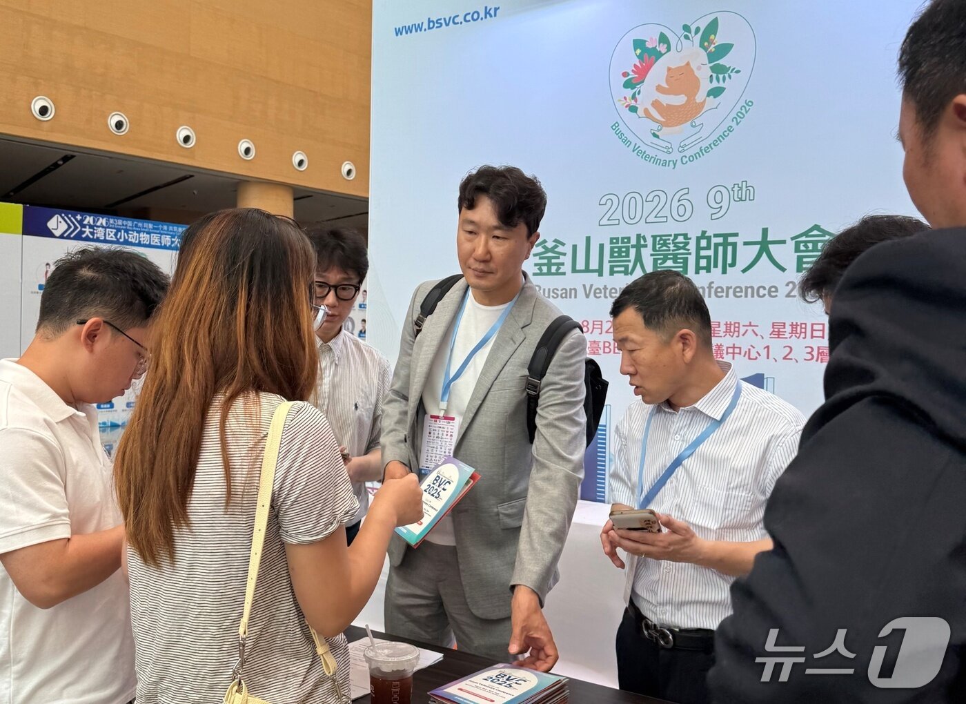 본문 이미지 - 김영기 부산수의콘퍼런스 조직위원장이 25일 제3회 GB소동물수의사대회가 열린 중국 광저우 냔샤국제컨벤션센터에서 콘퍼런스를 소개하고 있다(부산시수의사회 제공). ⓒ 뉴스1