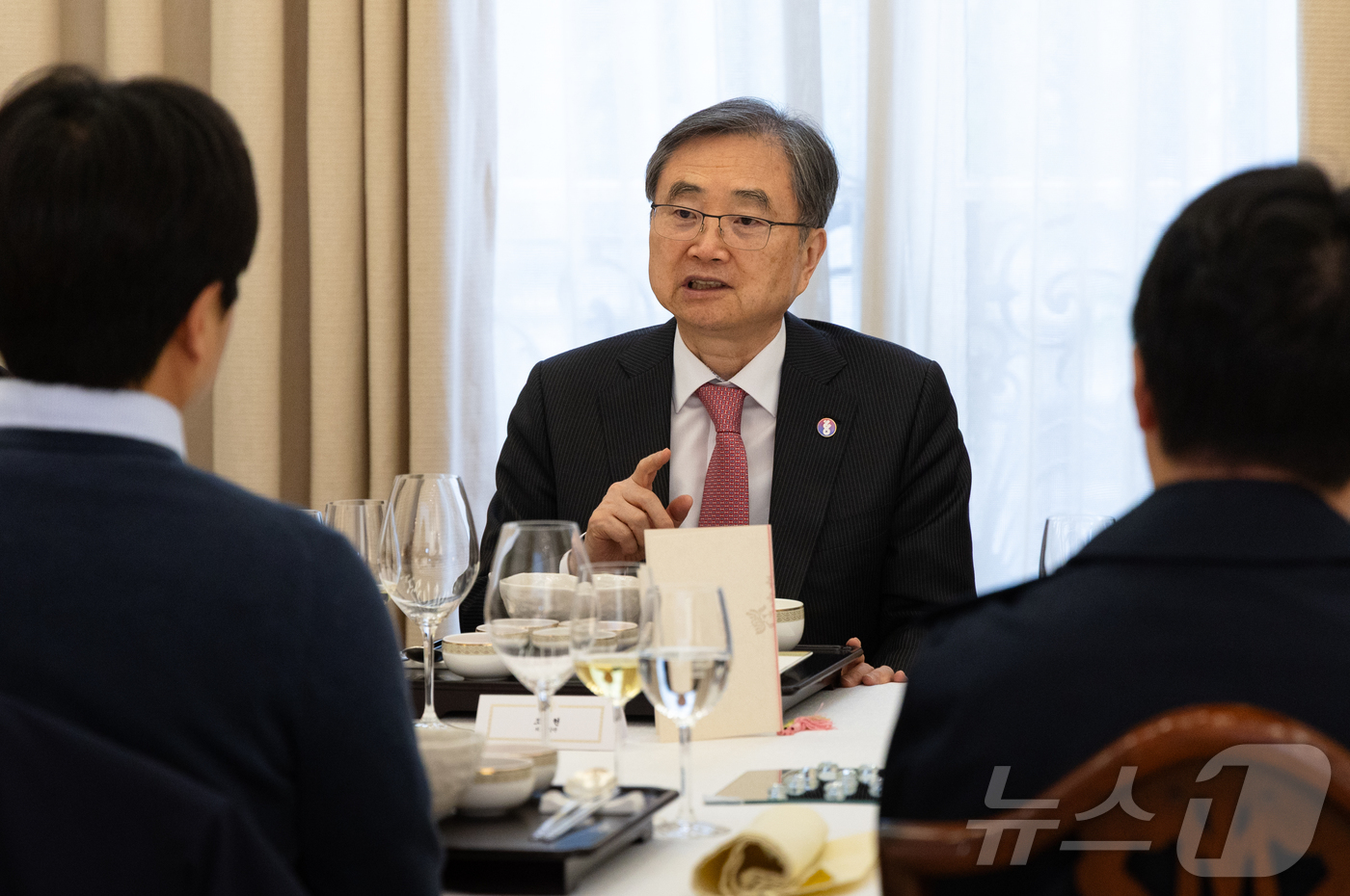 (파리=뉴스1) 이준성 기자 = 프랑스에서 열린 주요 7개국, G7 외교장관회의 일정을 모두 마친 조현 외교부 장관이 27일(현지시간) 프랑스 파리 주프랑스대한민국대사관저에서 특파 …