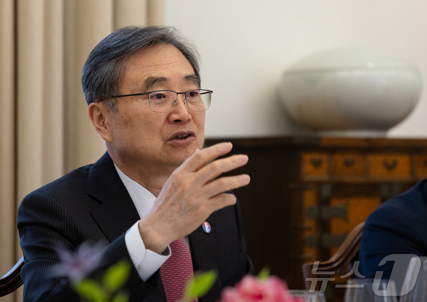 (파리=뉴스1) 이준성 기자 = 프랑스에서 열린 주요 7개국, G7 외교장관회의 일정을 모두 마친 조현 외교부 장관이 27일(현지시간) 프랑스 파리 주프랑스대한민국대사관저에서 특파 …