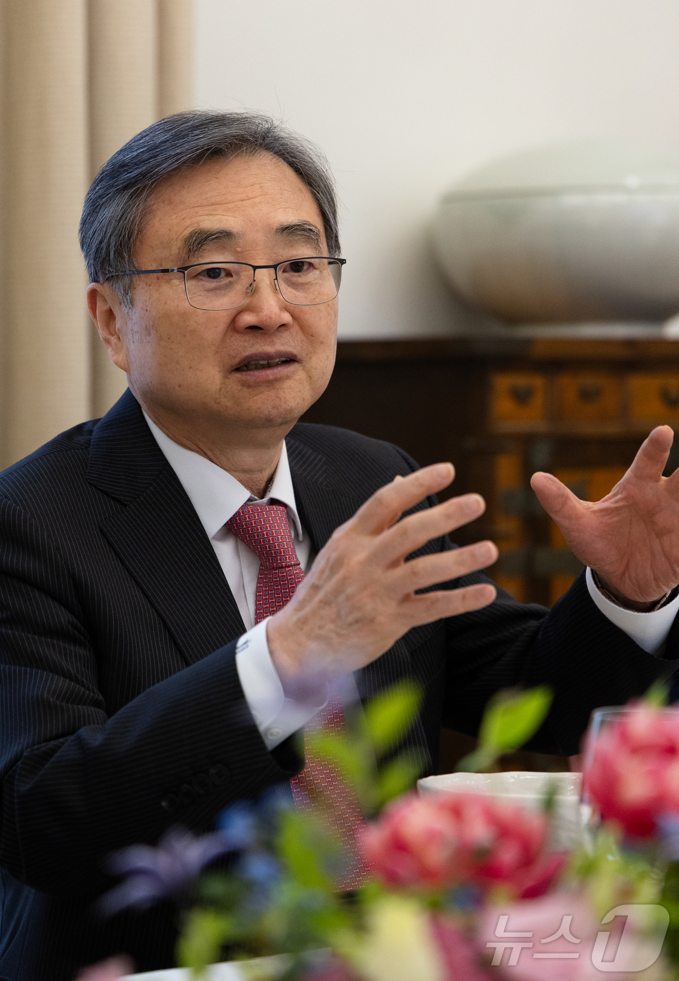 (파리=뉴스1) 이준성 기자 = 프랑스에서 열린 주요 7개국, G7 외교장관회의 일정을 모두 마친 조현 외교부 장관이 27일(현지시간) 프랑스 파리 주프랑스대한민국대사관저에서 특파 …