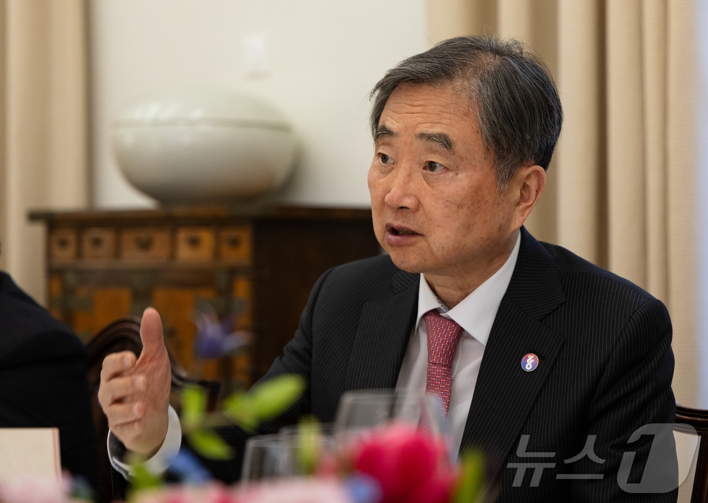 (파리=뉴스1) 이준성 기자 = 프랑스에서 열린 주요 7개국, G7 외교장관회의 일정을 모두 마친 조현 외교부 장관이 27일(현지시간) 프랑스 파리 주프랑스대한민국대사관저에서 특파 …