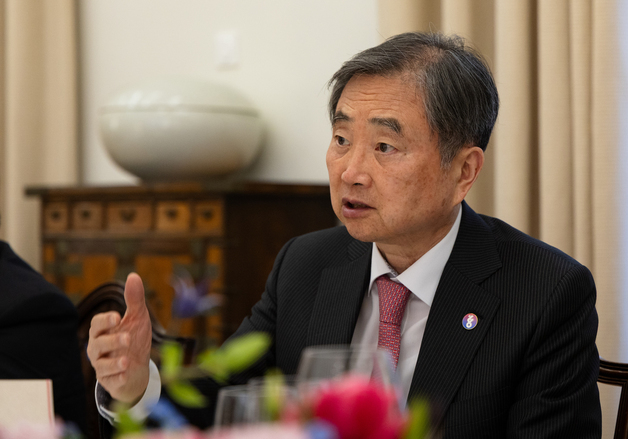 佛 'G7 외교장관회의'… 취재진 질문에 답하는 조현 외교장관