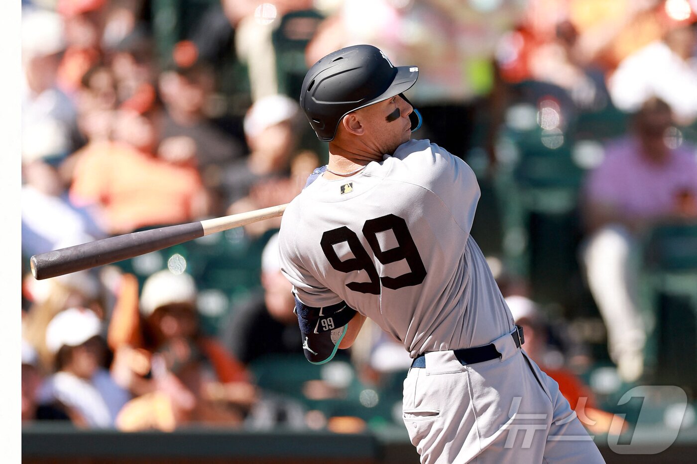 본문 이미지 - 뉴욕 양키스 애런 저지가 28일(한국시간) 열린 샌프란시스코 자이언츠와 2026 메이저리그 경기에서 시즌 첫 홈런을 터뜨렸다. ⓒ AFP=뉴스1