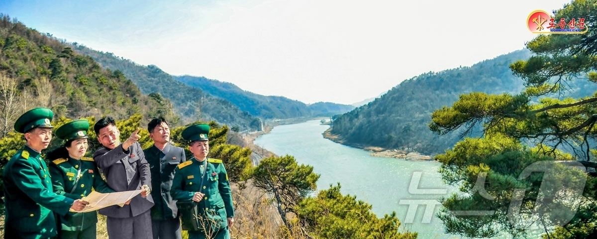 (평양 노동신문=뉴스1) = 북한 노동당 기관지 노동신문은 28일 북창군 회안역-덕천시 남덕역 일대에서 일군들과 근로자들, 학생소년들의 참여 속에 참나무·소나무 등 20여 종의 나 …