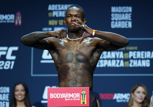 '3연패' 아데산야, 1년 1개월 만에 UFC 복귀…신예 파이퍼와 대결