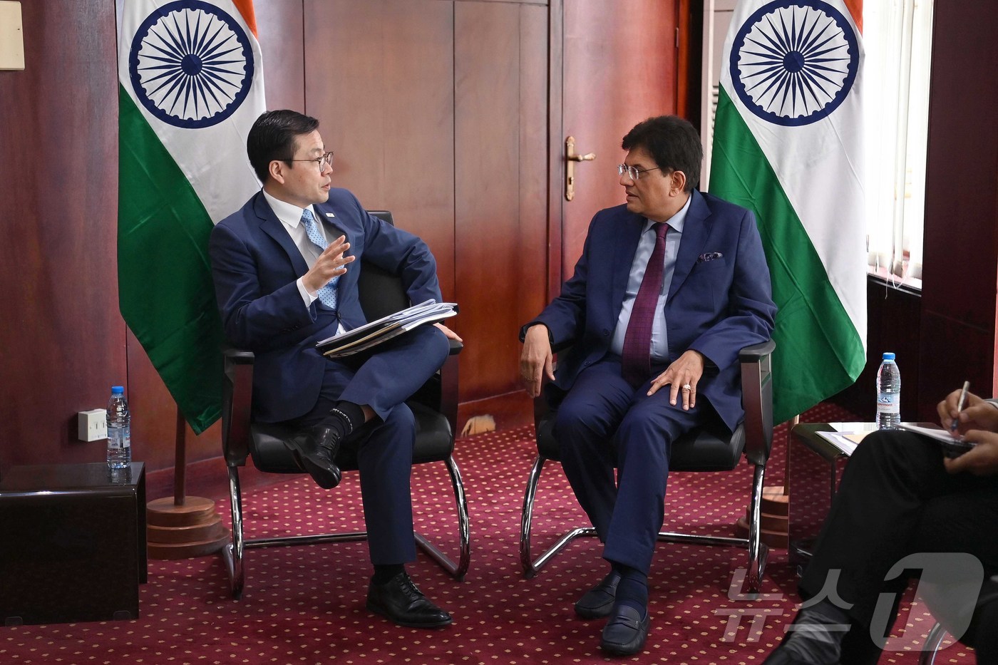 (서울=뉴스1) = 여한구 산업통상부 통상교섭본부장이 27일(현지시간) 카메룬 야운데에서 제14차 각료회의(MC-14) 참석 계기에 피유쉬 고얄 인도 상공부 장관과 면담을 하고 있 …