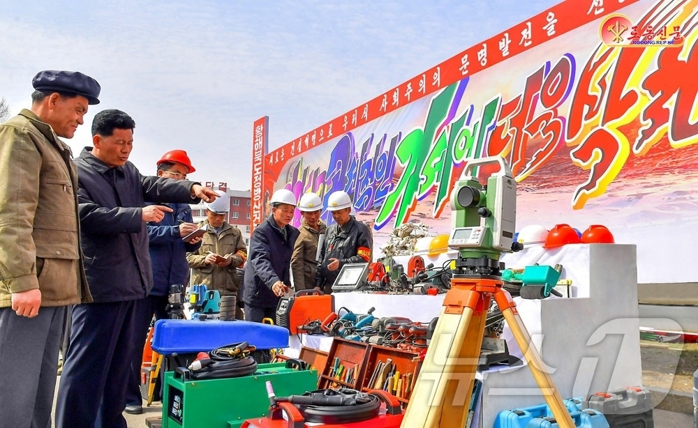 (평양 노동신문=뉴스1) = 북한 노동당 기관지 노동신문은 28일 각 도에서 건설장비 현대화와 건재 생산 확대, 기능공 양성 등을 통해 농촌 살림집 건설을 추진하고 있다고 보도했다 …