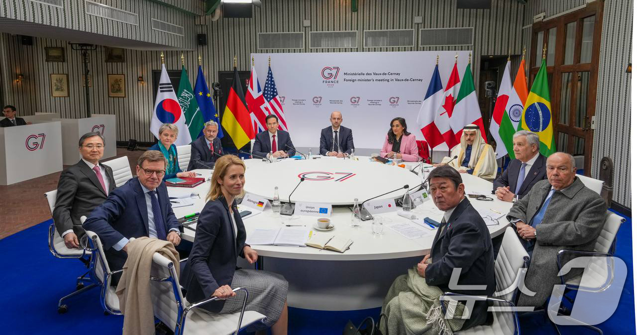 (서울=뉴스1) = 조현 외교부 장관(왼쪽)이 27일(현지시간) 프랑스 근교에서 열린 제1차 주요 7개국 협의체(G7) 외교장관회의에서 각국 외교 장관들과 기념촬영을 하고 있다. …