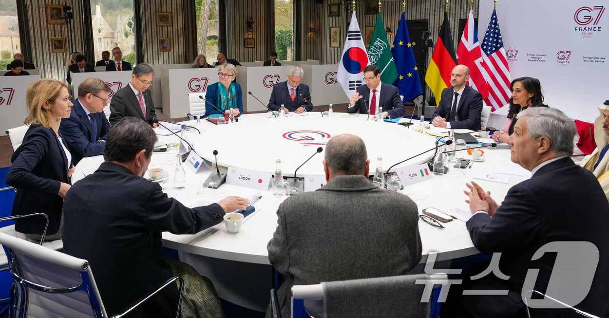 (서울=뉴스1) = 조현 외교부 장관(왼쪽 세번째)이 27일(현지시간) 프랑스 근교에서 열린 제1차 주요 7개국 협의체(G7) 외교장관회의에서 각국 외교 장관들과 글로벌 거버넌스 …