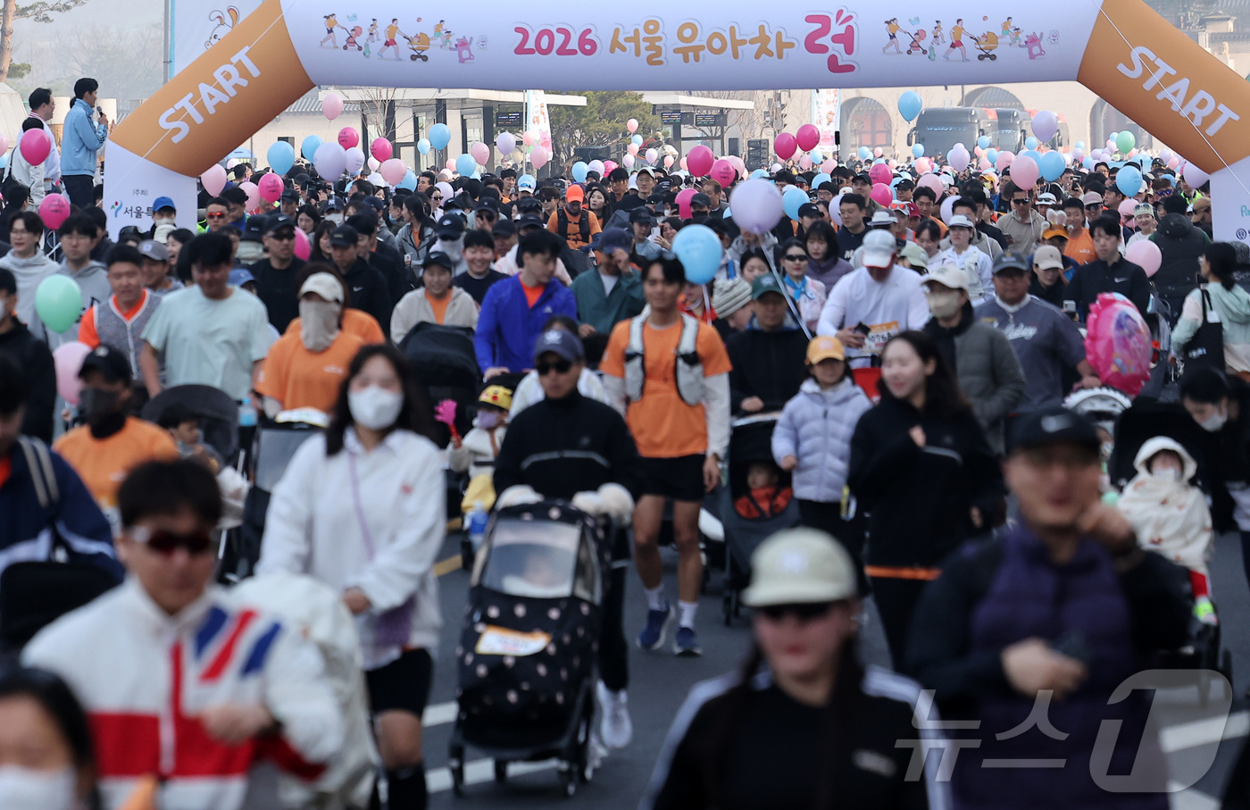 (서울=뉴스1) 김성진 기자 = 28일 서울 종로구 광화문광장에서 열린 2026 서울 유아차 런 행사에서 참가자들이 힘찬 출발을 하고 있다. 2026.3.28/뉴스1