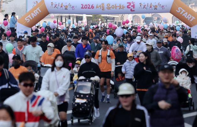 [뉴스1 PICK]'2만명 참가' 2026 서울 유아차 런, 유아차로 도심 질주
