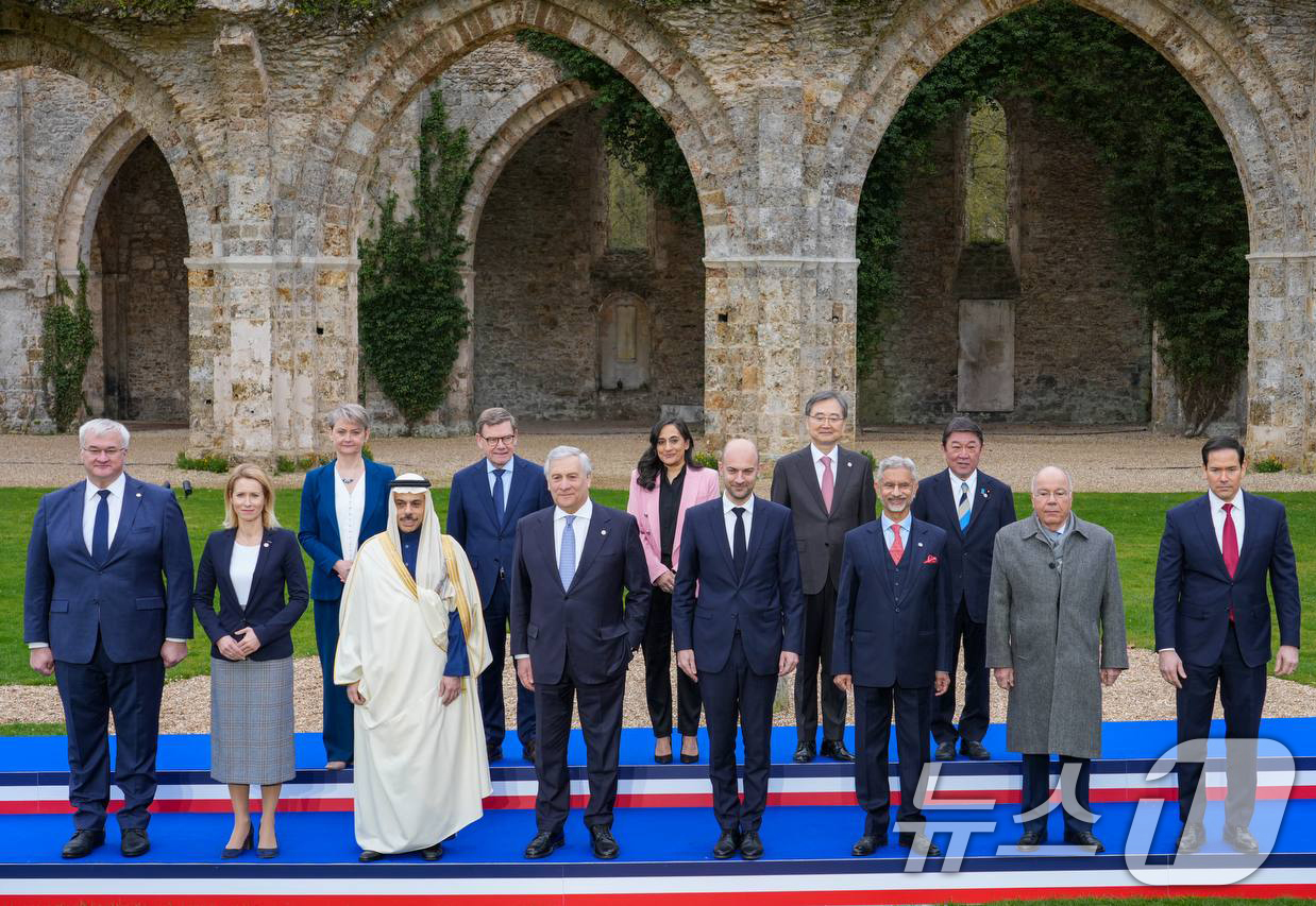 (서울=뉴스1) = 조현 외교부 장관이 27일 (현지시간) 프랑스 근교에서 열린 제1차 주요 7개국 협의체(G7) 외교장관회의에서 각국 외교 장관들과 기념촬영을 하고 있다. (외교 …