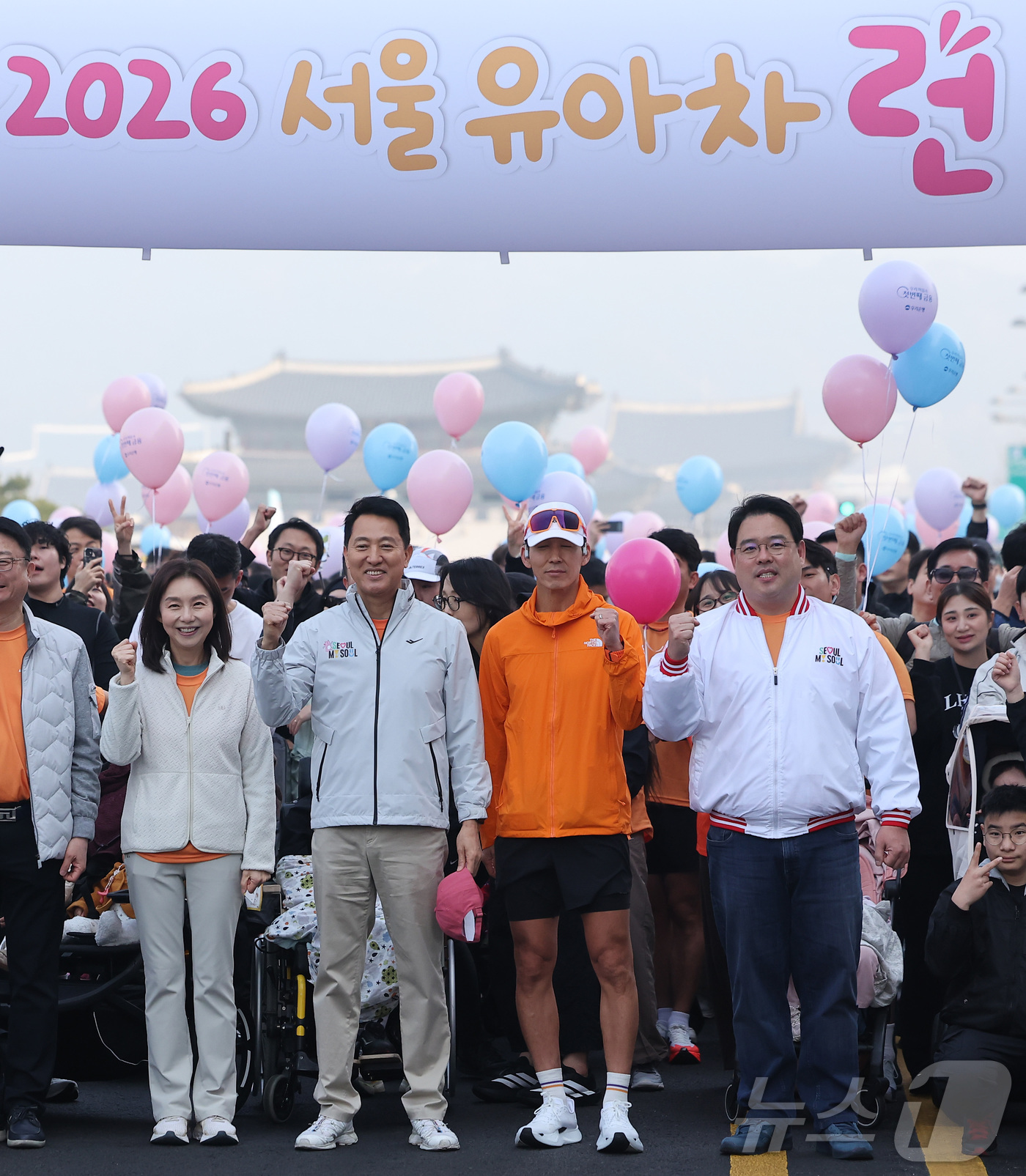 (서울=뉴스1) 김성진 기자 = 오세훈 서울시장이 28일 서울 종로구 광화문광장에서 열린 2026 서울 유아차 런 행사에서 최호정 서울시의장, 가수 션과 함께 기념촬영을 하고 있다 …