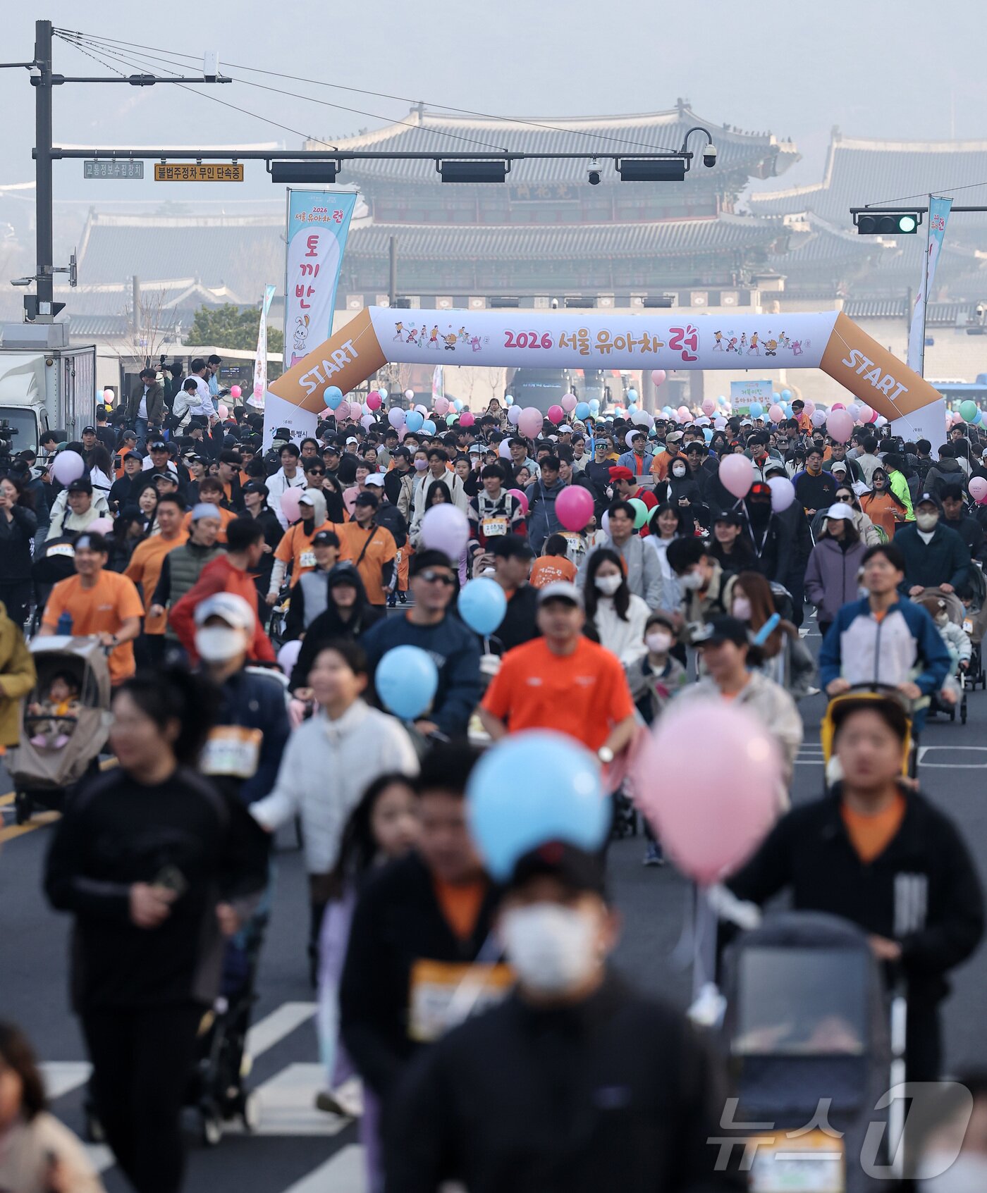 본문 이미지 - 28일 서울 종로구 광화문광장에서 열린 2026 서울 유아차 런 행사에서 참가자들이 힘찬 출발을 하고 있다. 2026.3.28 ⓒ 뉴스1 김성진 기자