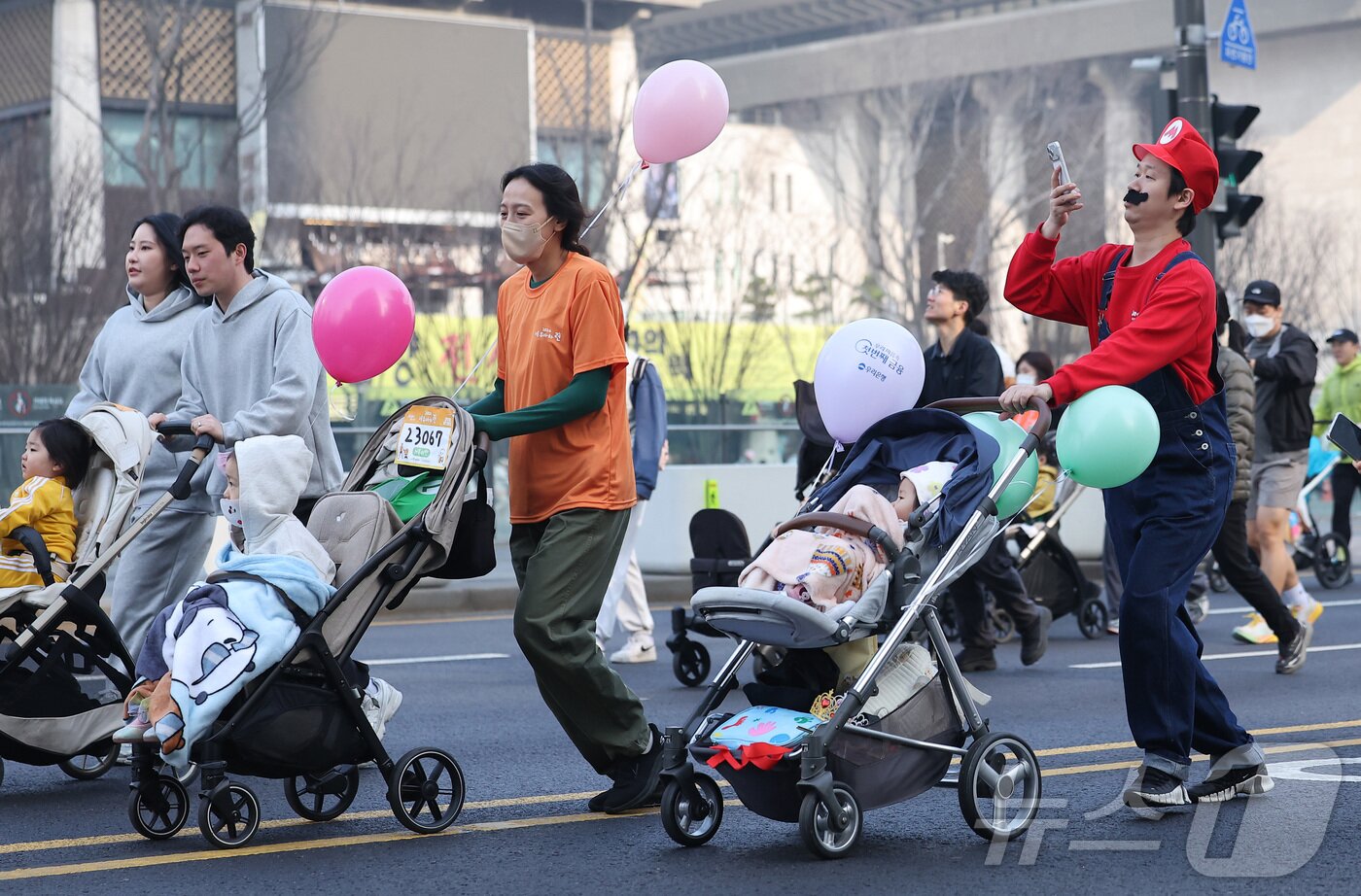 본문 이미지 - 28일 서울 종로구 광화문광장에서 열린 2026 서울 유아차 런 행사에서 참가자들이 힘찬 출발을 하고 있다. 2026.3.28 ⓒ 뉴스1 김성진 기자