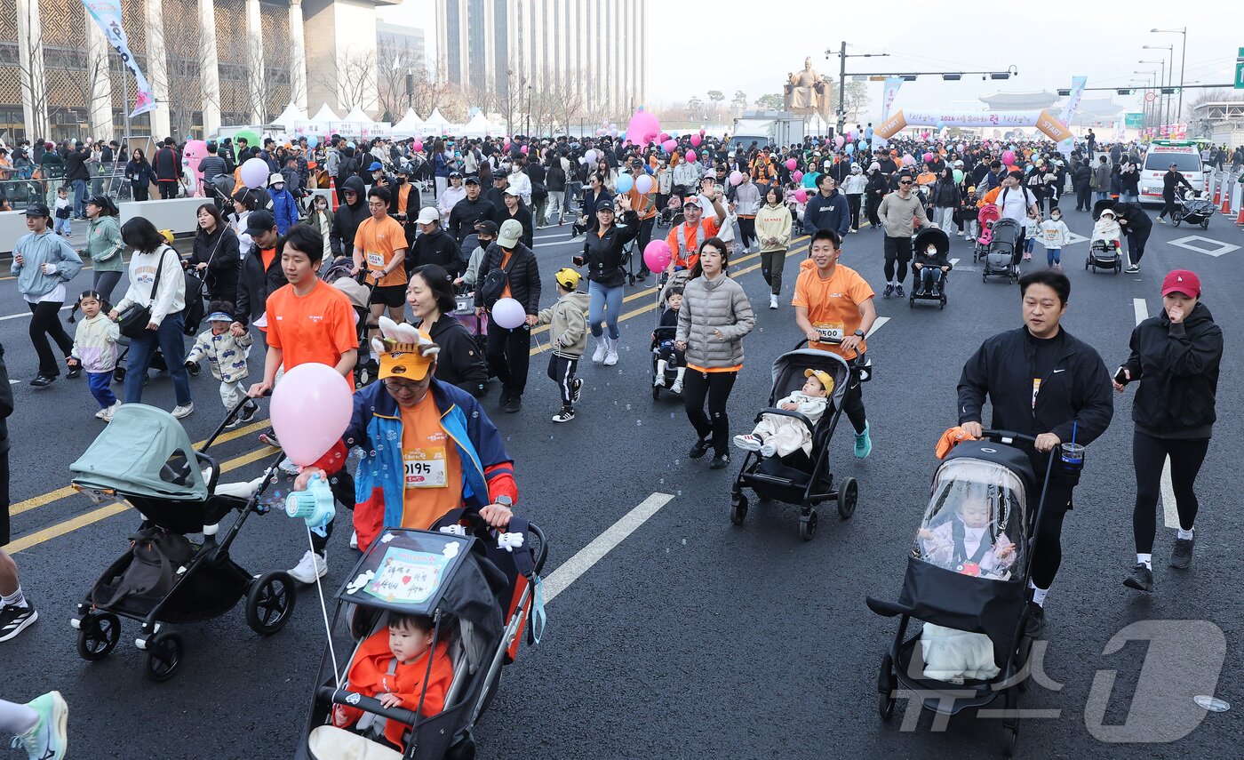 본문 이미지 - 28일 서울 종로구 광화문광장에서 열린 2026 서울 유아차 런 행사에서 참가자들이 이색 마라톤을 하고 있다. 2026.3.28 ⓒ 뉴스1 김성진 기자