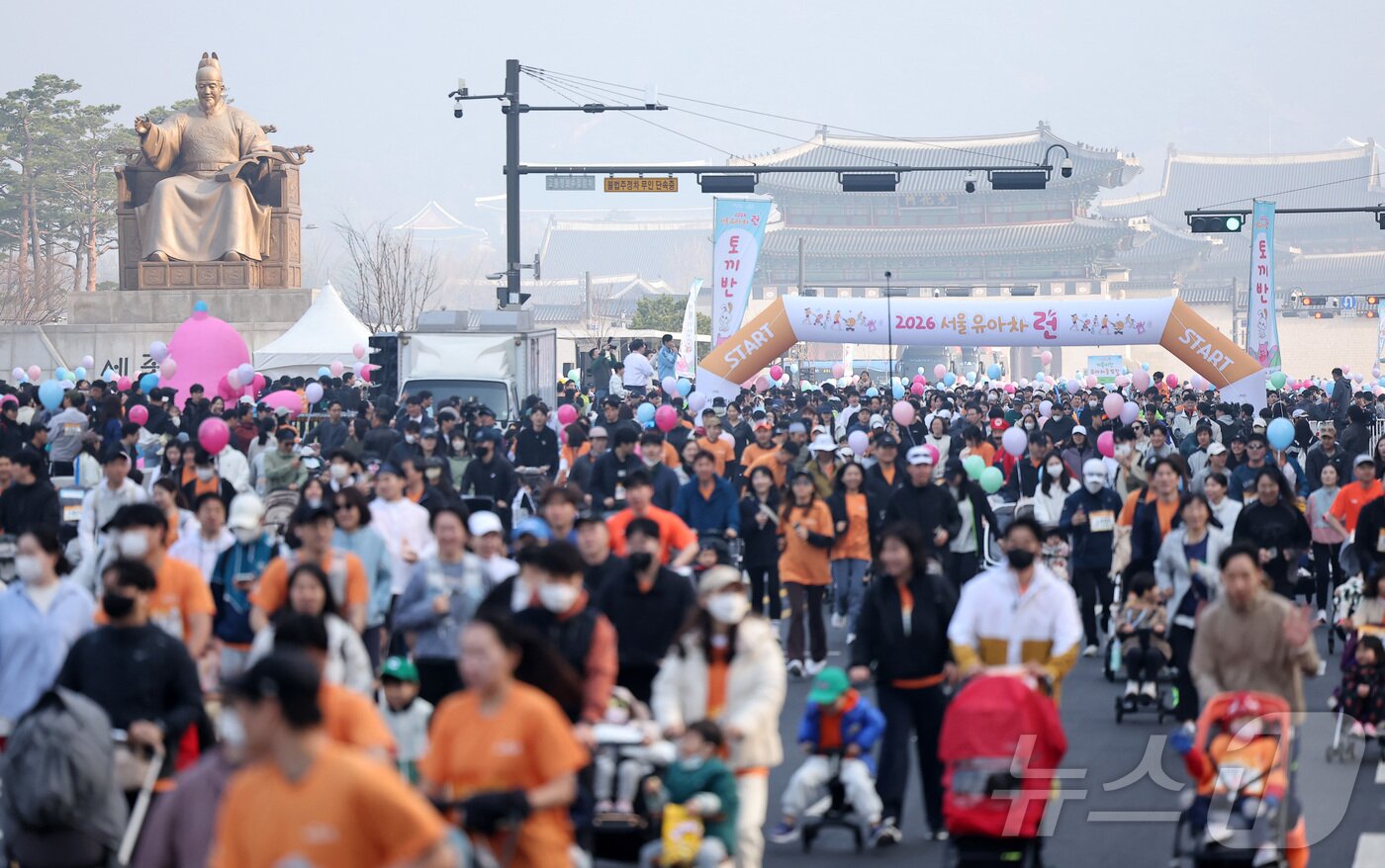 본문 이미지 - 28일 서울 종로구 광화문광장에서 열린 2026 서울 유아차 런 행사에서 참가자들이 힘찬 출발을 하고 있다. 2026.3.28 ⓒ 뉴스1 김성진 기자