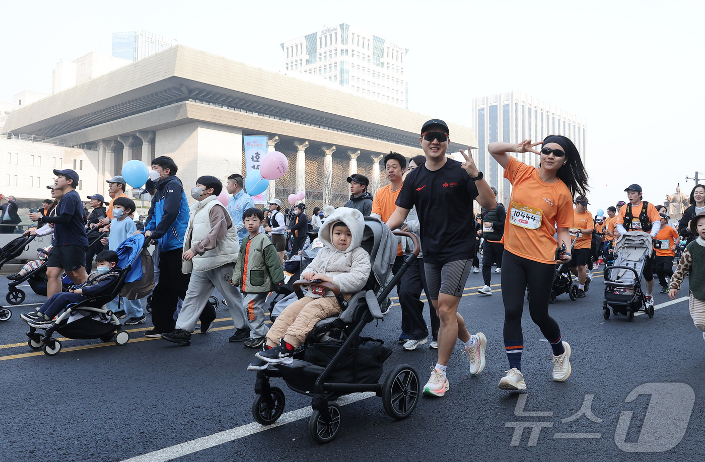 (서울=뉴스1) 김성진 기자 = 28일 서울 종로구 광화문광장에서 열린 2026 서울 유아차 런 행사에서 참가자들이 이색 마라톤을 하고 있다. 2026.3.28/뉴스1