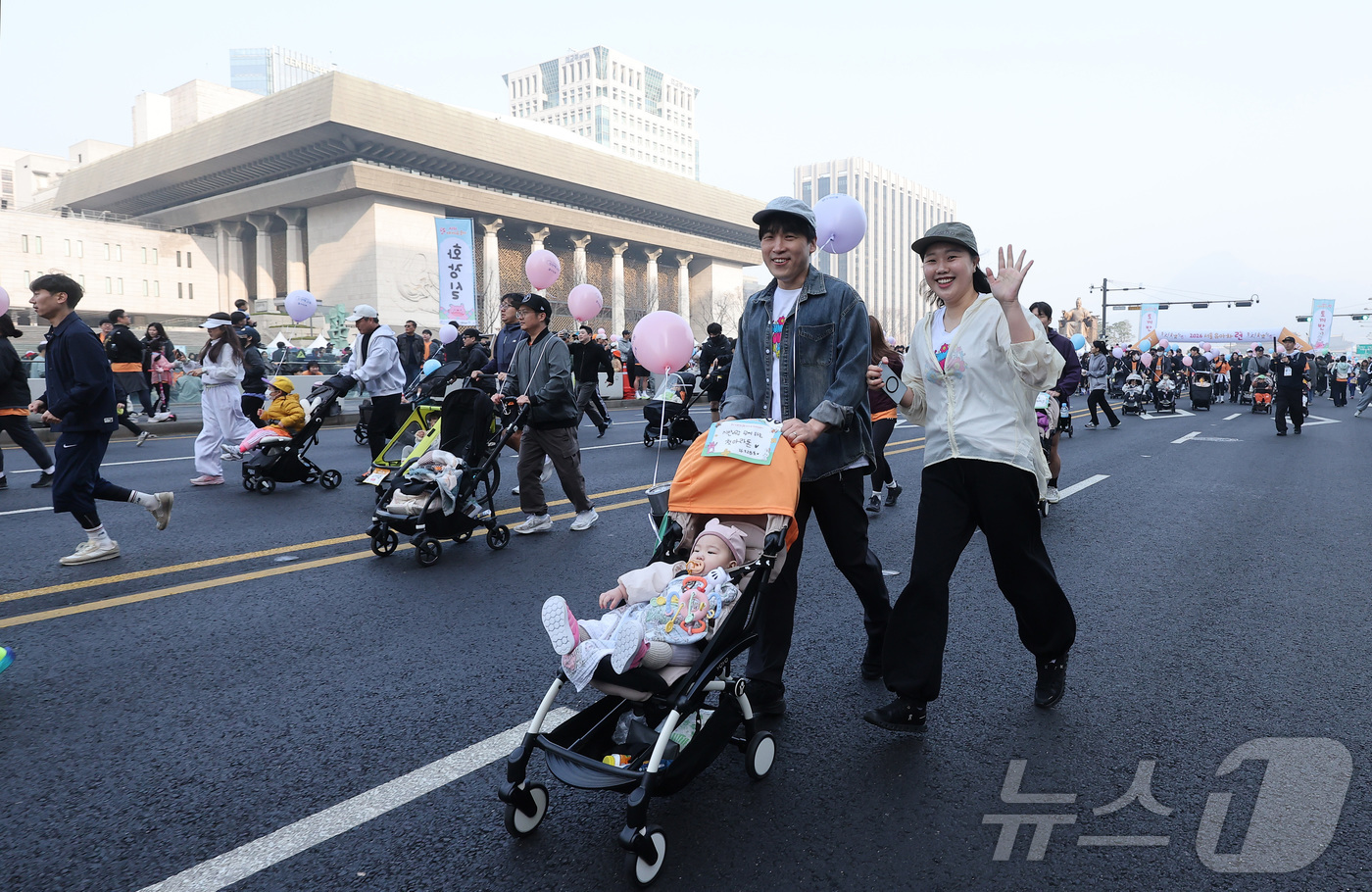 (서울=뉴스1) 김성진 기자 = 28일 서울 종로구 광화문광장에서 열린 2026 서울 유아차 런 행사에서 참가자들이 이색 마라톤을 하고 있다. 2026.3.28/뉴스1