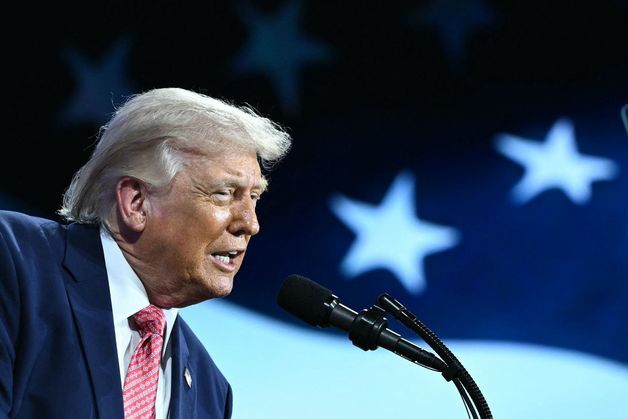 '예수 합성' 그림 올리더니…트럼프, 성경 '마라톤 낭독' 행사 참여