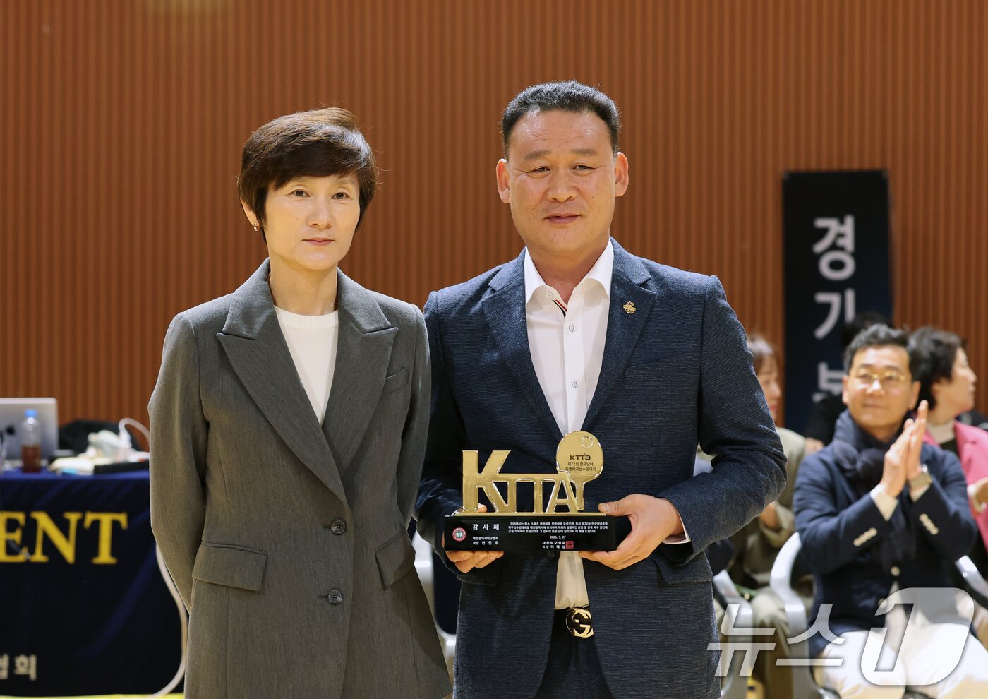 본문 이미지 - 28일 대전 한밭체육관에서 열린 제32회 대한탁구협회장기 전국생활체육탁구대회에서 현정화 대한탁구협회 부회장이 현민우 대전탁구협회장에게 감사패를 전달한 뒤 포즈를 취하고 있다. ⓒ 뉴스1 김기태 기자