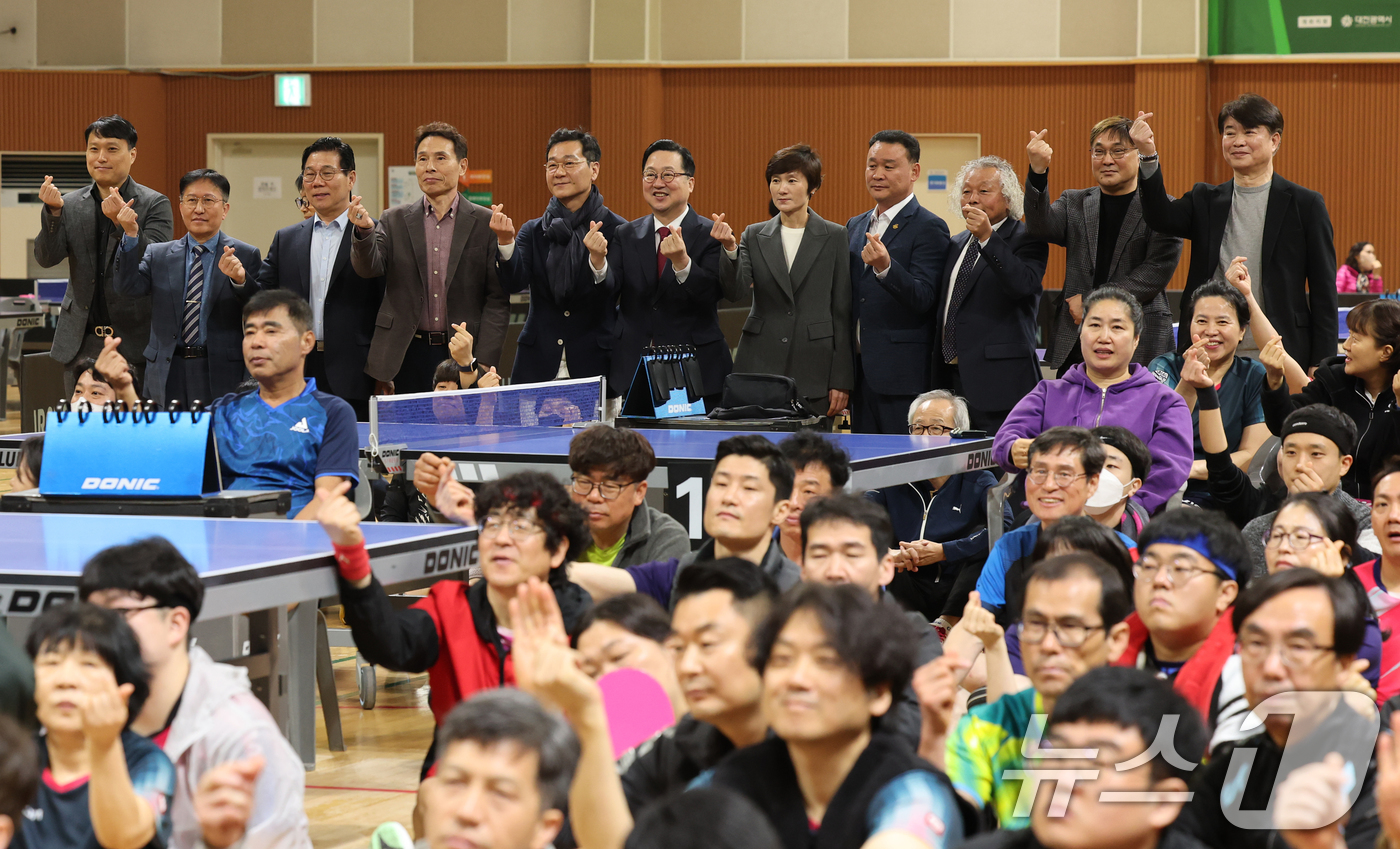 (대전=뉴스1) 김기태 기자 = 28일 대전 한밭체육관에서 열린 제32회 대한탁구협회장기 전국생활체육탁구대회에서 이장우 대전시장을 비롯해 이승찬 대전체육회장, 현민우 대전탁구협회장 …