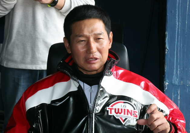 취재진과 인터뷰하는 염경엽 감독