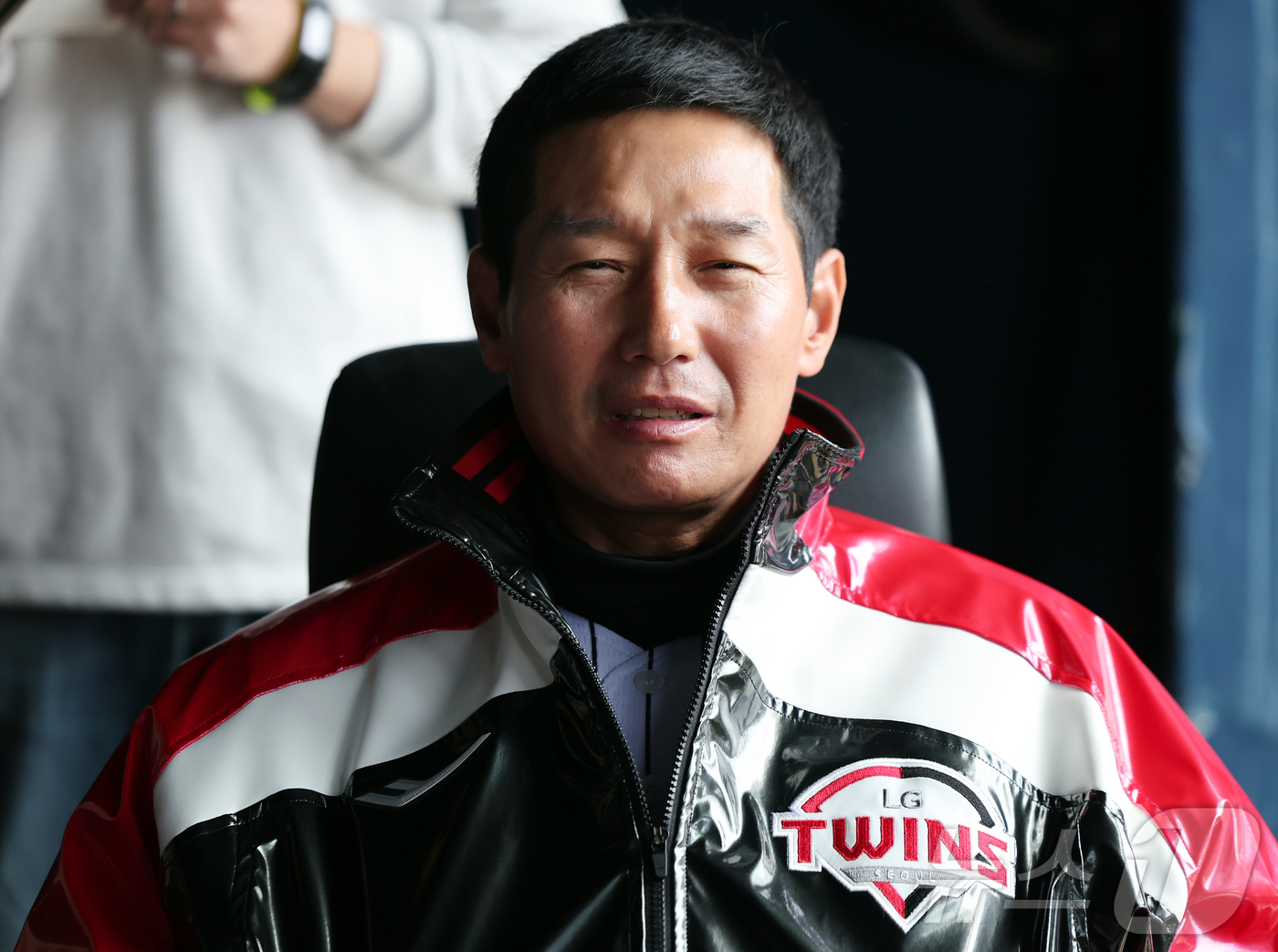 (서울=뉴스1) 김진환 기자 = LG 염경엽 감독이 28일 서울 송파구 잠실야구장에서 열리는 '2026 신한 SOL KBO리그' KT 위즈의 경기를 앞두고 취재진과 인터뷰를 하고 …