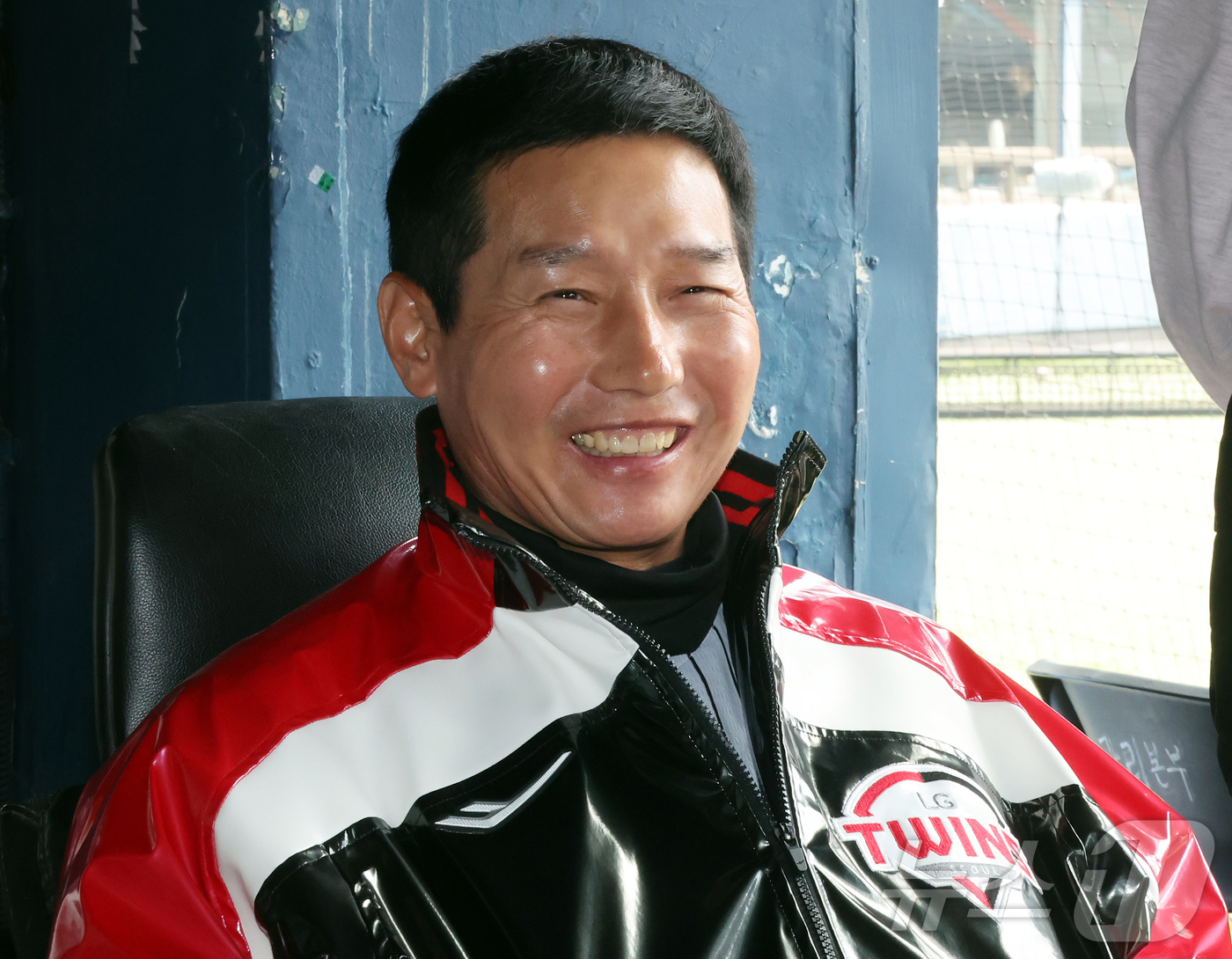 (서울=뉴스1) 김진환 기자 = LG 염경엽 감독이 28일 서울 송파구 잠실야구장에서 열리는 '2026 신한 SOL KBO리그' KT 위즈의 경기를 앞두고 취재진과 인터뷰를 하고 …