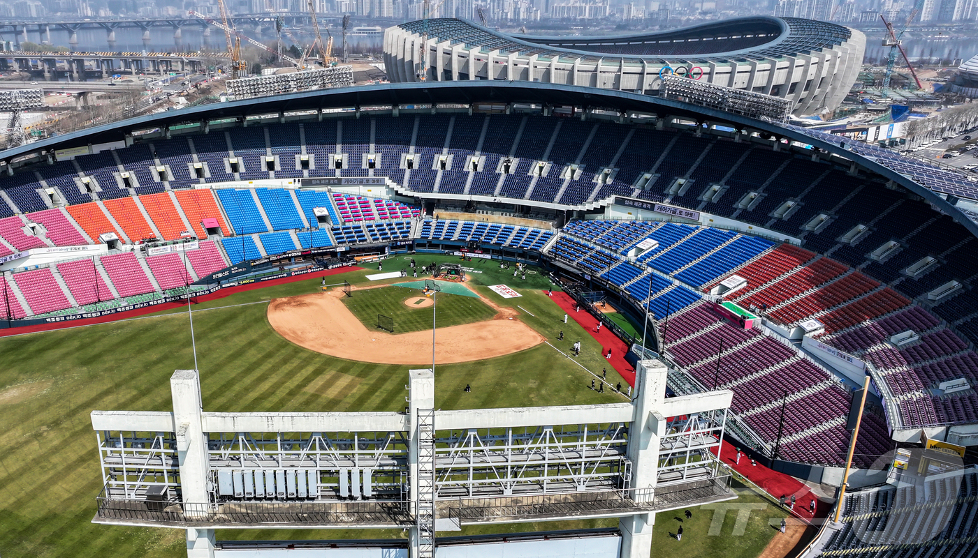 (서울=뉴스1) 김진환 기자 = 28일 서울 송파구 잠실종합운동장 내 잠실야구장과 올림픽주경기장.서울시는 2026년 12월 잠실야구장 철거 작업에 들어갈 예정이며 지난 1988년 …