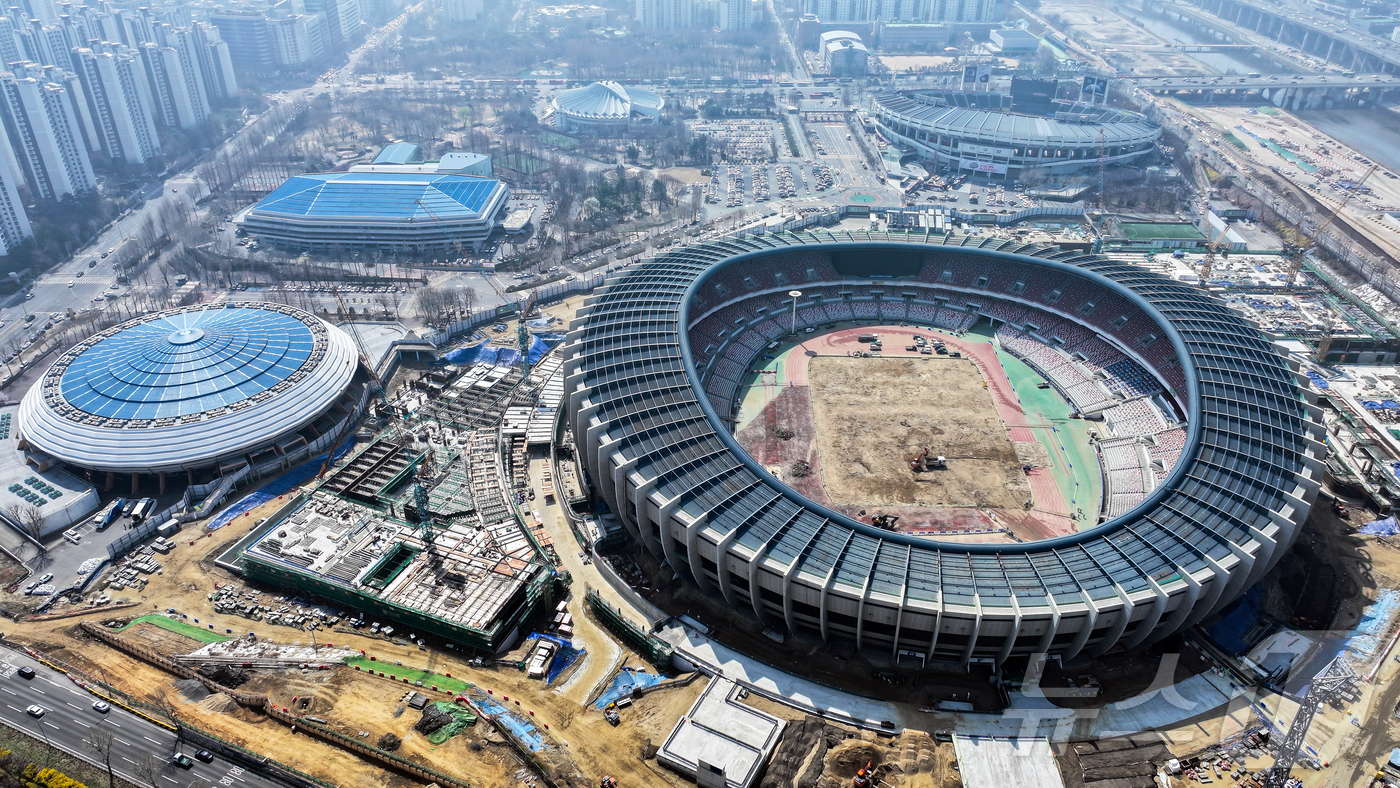 (서울=뉴스1) 김진환 기자 = 28일 서울 송파구 잠실종합운동장 내 잠실야구장과 올림픽주경기장.서울시는 2026년 12월 잠실야구장 철거 작업에 들어갈 예정이며 지난 1988년 …