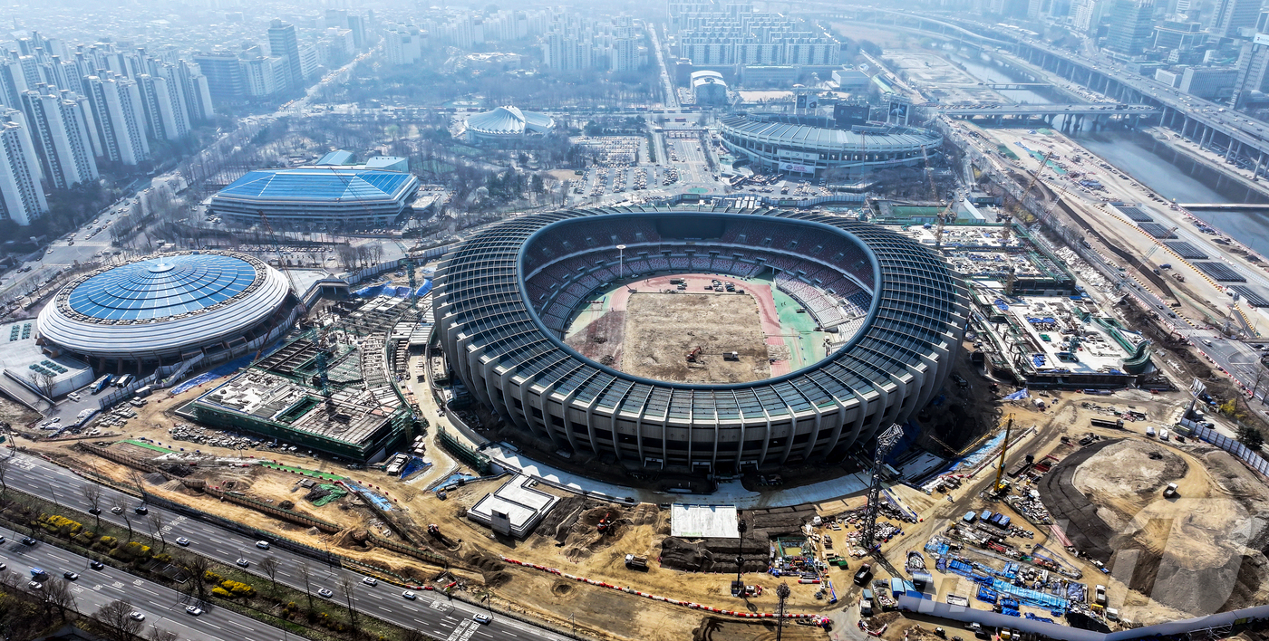 (서울=뉴스1) 김진환 기자 = 28일 서울 송파구 잠실종합운동장 내 올림픽주경기장.서울시는 2026년 12월 잠실야구장 철거 작업에 들어갈 예정이며 지난 1988년 서울 올림픽 …