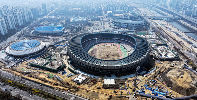 리모델링 공사에 한창인 잠실 올림픽주경기장